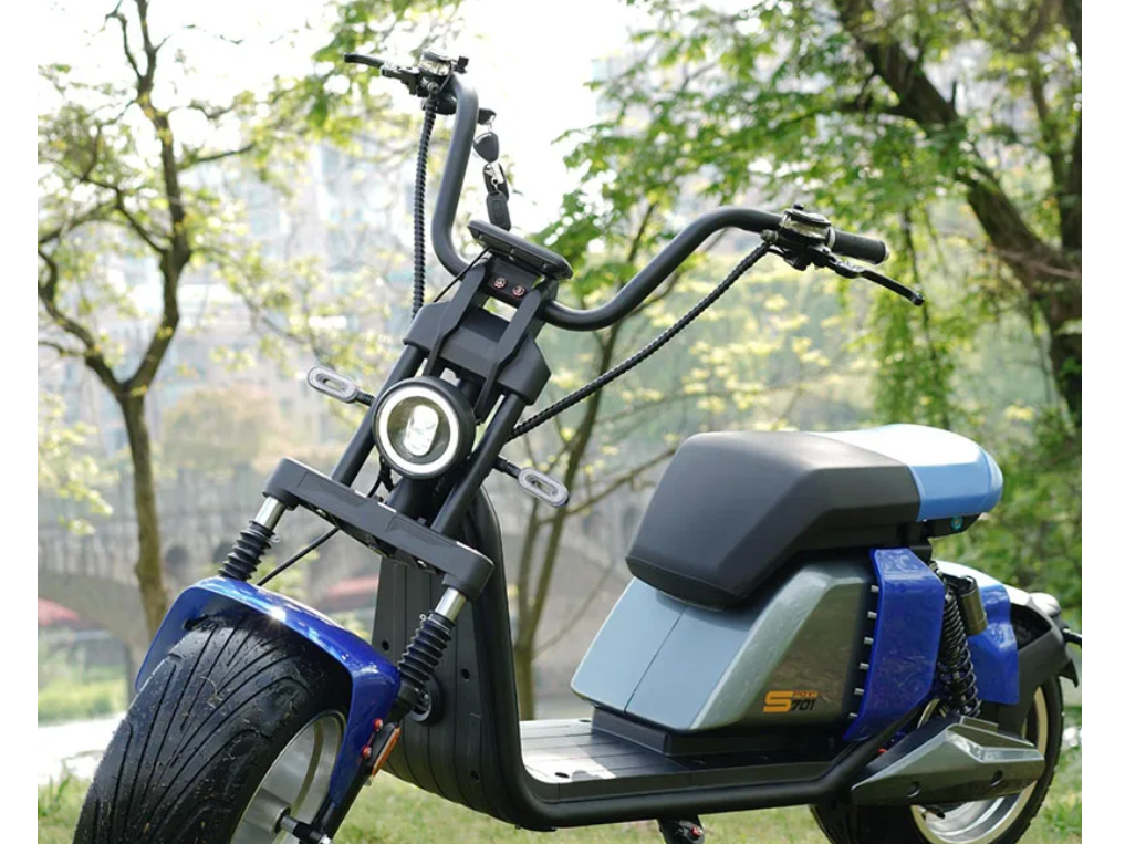 Scuter electric, AT PERFORMANCE®, 2000W cu baterie litiu, pentru adulți 60V 20AH, disponibil pe culoarea albastru, viteza maxima 65km/h - Scutere Electrice, Trotinete Electrice si Accesorii - atMag.ro Scuter electric, AT PERFORMANCE®, 2000W cu baterie litiu, pentru adulți 60V 20AH, disponibil pe culoarea albastru, viteza maxima 65km/h - Scutere Electrice, Trotinete Electrice si Accesorii - atMag.ro