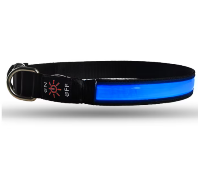 Zgarda Pentru caini, At Performance, cu Banda LED Albastru, Cusatura Reflectorizanta cu 3 Moduri de Iluminare, Marime S, Acumulator, Incarcare USB, Negru/Albastru - Petshop - atMag.ro