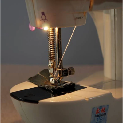 Mini masina de cusut electrica, AT PERFORMANCE, portabila, cu pedala inclusa, 2 viteze de coasere, wireless - Aspiratoare, fiare de calcat & masini de cusut - atMag.ro